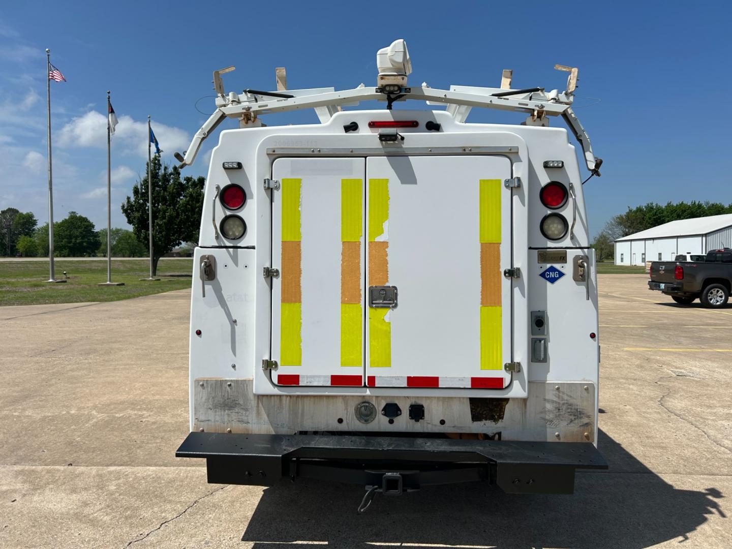 2013 White /Gray Ford F-350 SD F350 (1FDRF3A68DE) with an 6.2L V8 F SOHC 16V engine, AUTOMATIC transmission, located at 17760 Hwy 62, Morris, OK, 74445, (918) 733-4887, 35.609104, -95.877060 - *****DEDICATED CNG***** 2013 FORD F-350 6.2 V8 RWD DEDICATED CNG FEATURES MANUAL SEATS, MANUAL LOCKS, MANUAL WINDOWS, MANUAL MIRRORS, AM/FM STEREO, VINYL SEATS, CRUISE CONTROL, TRACTION CONTROL, FACTORY-EQUIPT TRAILER BREAKS, POWER CONVERTER, EASY LOAD LADDER RACK, BACK UP CAMERA, LOTS OF STORAGE S - Photo#5